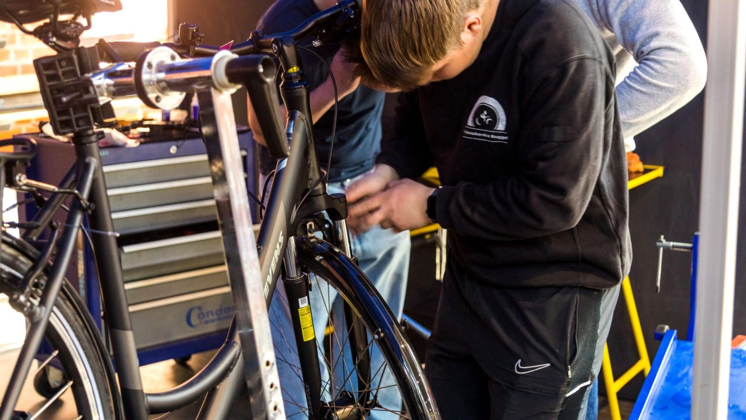 Mechaniker bei der Reparatur in der Werkstatt von Fahrrad Kruggel